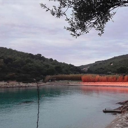 Resort Village T.N. Milna Vis Esterno foto