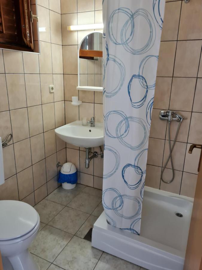 Resort Village T.N. Milna Vis Esterno foto