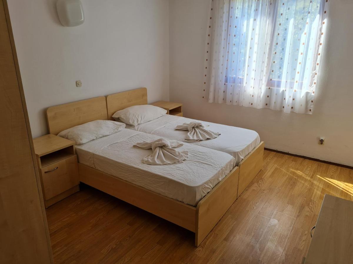 Resort Village T.N. Milna Vis Esterno foto