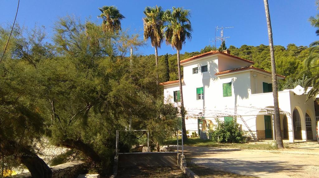 Resort Village T.N. Milna Vis Esterno foto