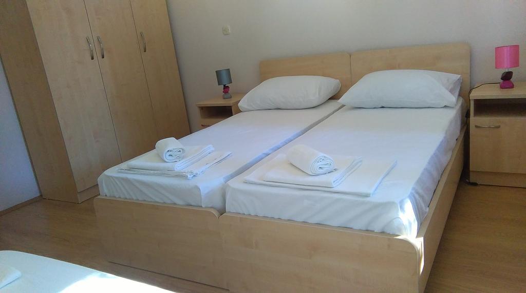 Resort Village T.N. Milna Vis Esterno foto