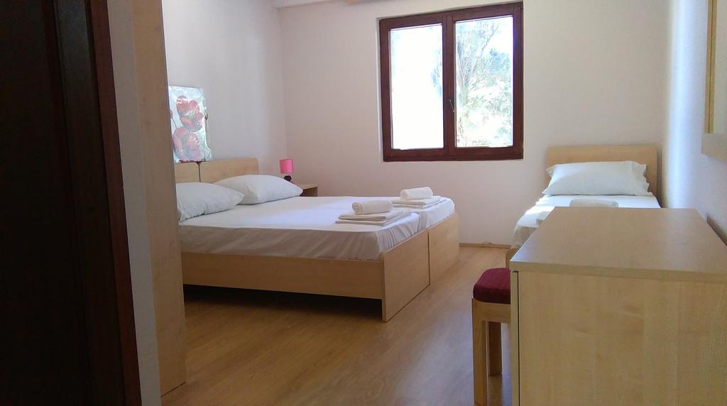 Resort Village T.N. Milna Vis Esterno foto