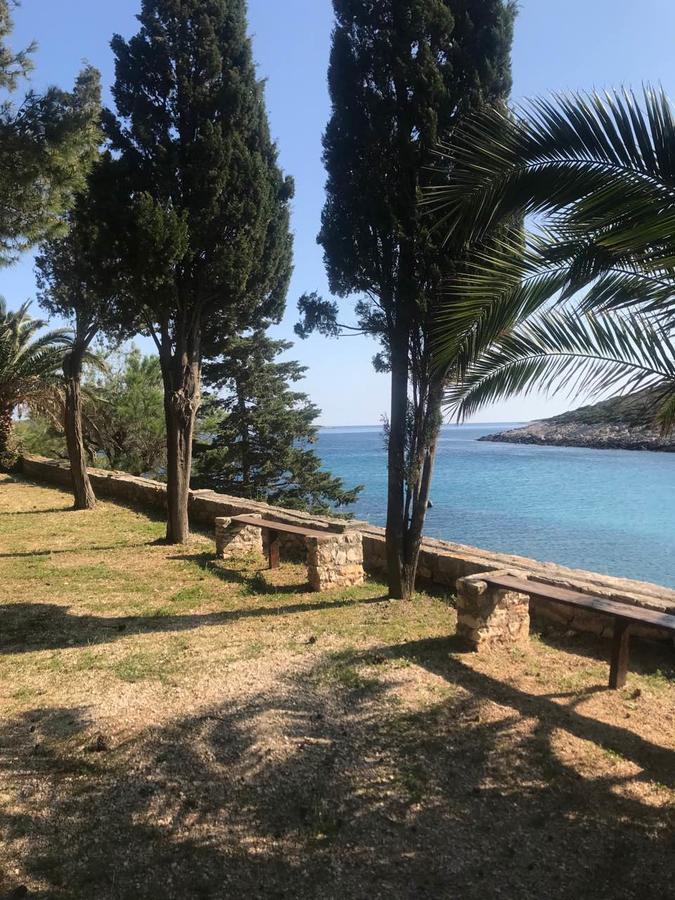 Resort Village T.N. Milna Vis Esterno foto