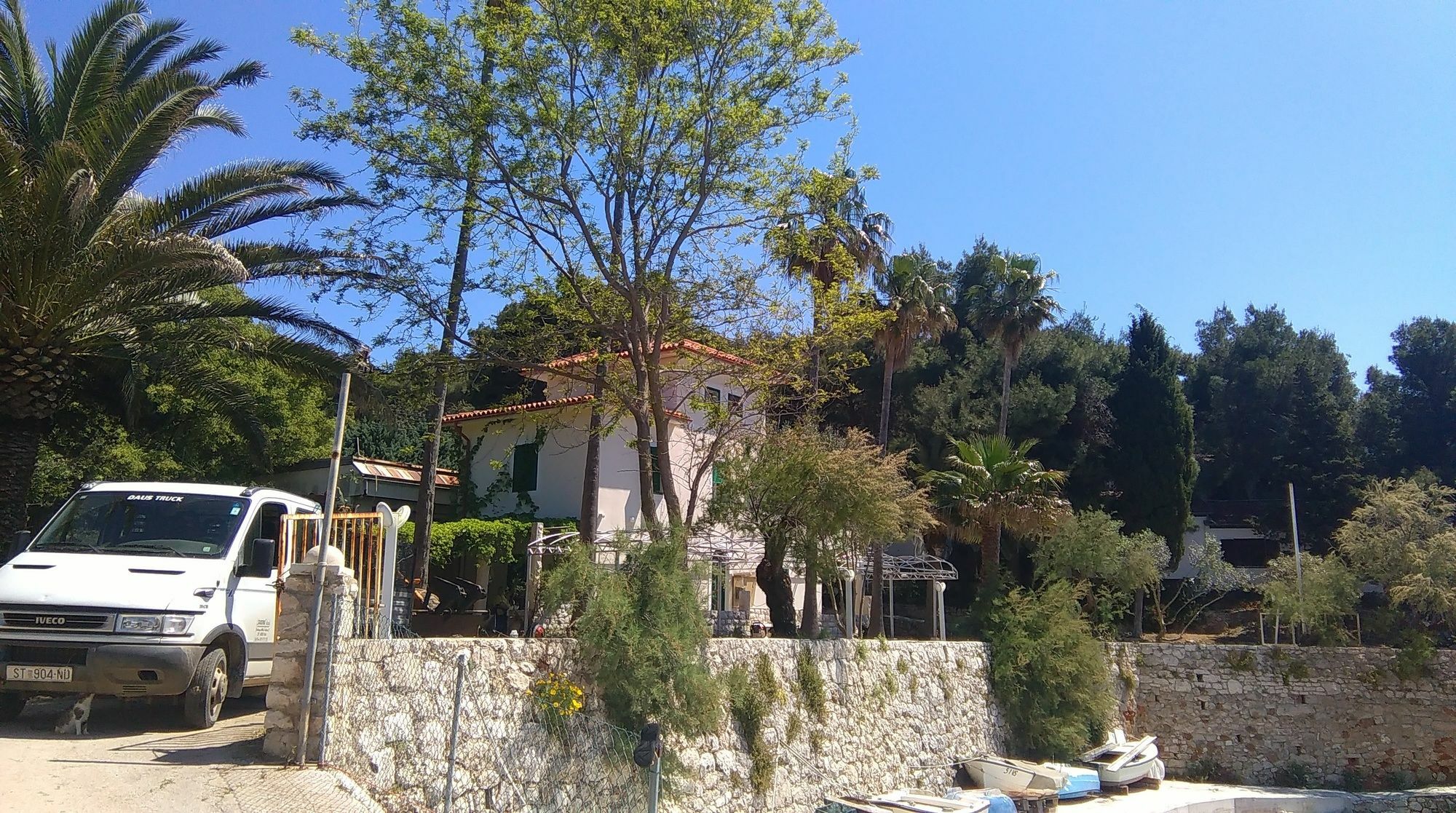 Resort Village T.N. Milna Vis Esterno foto