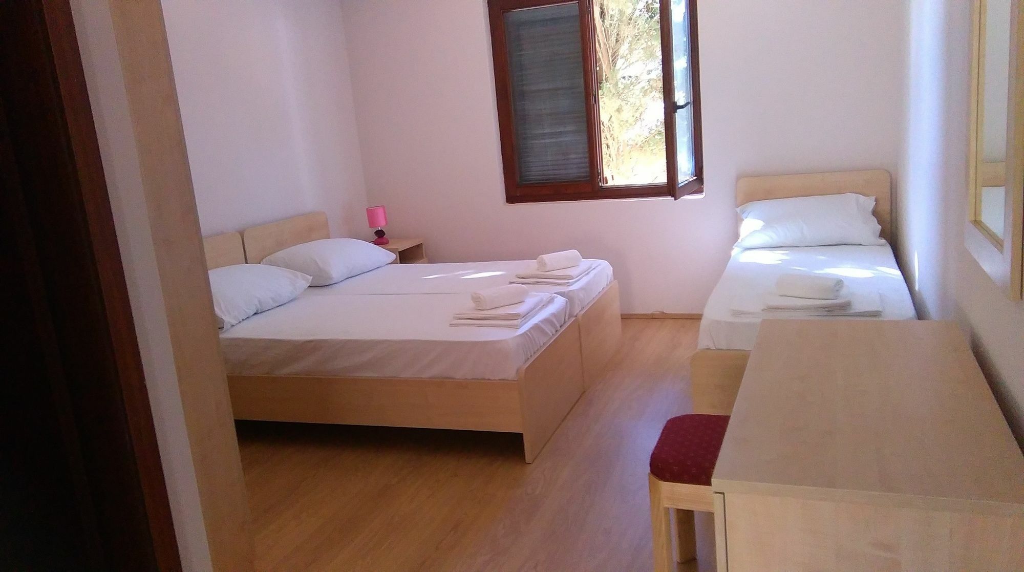Resort Village T.N. Milna Vis Esterno foto